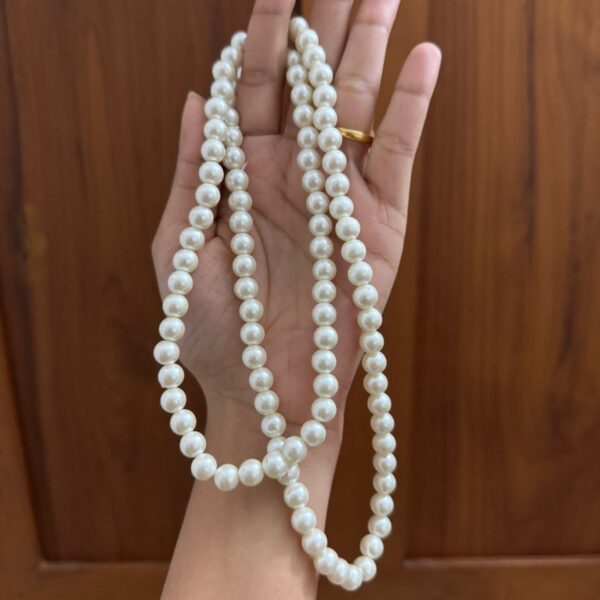 White long muthumaala